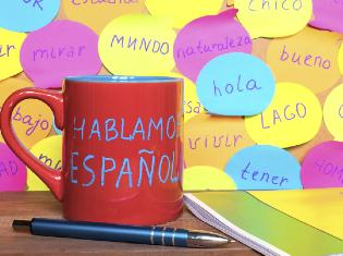 red mug with spanish words hablamo espanol