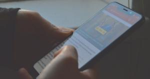 A person viewing a news website on their cell phone. 