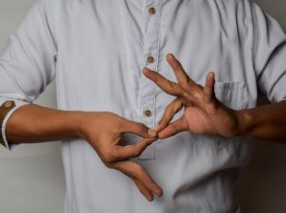 hands doing sign language