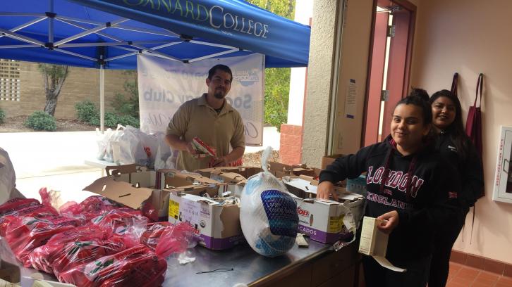 Oxnard College students assisting fellow students in food pantry